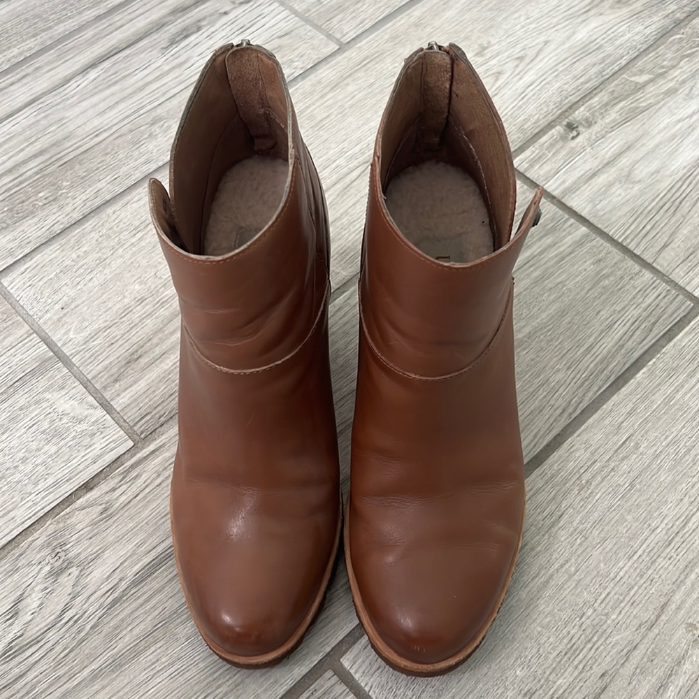 Great condition leather Ugg wedge boots Size 8